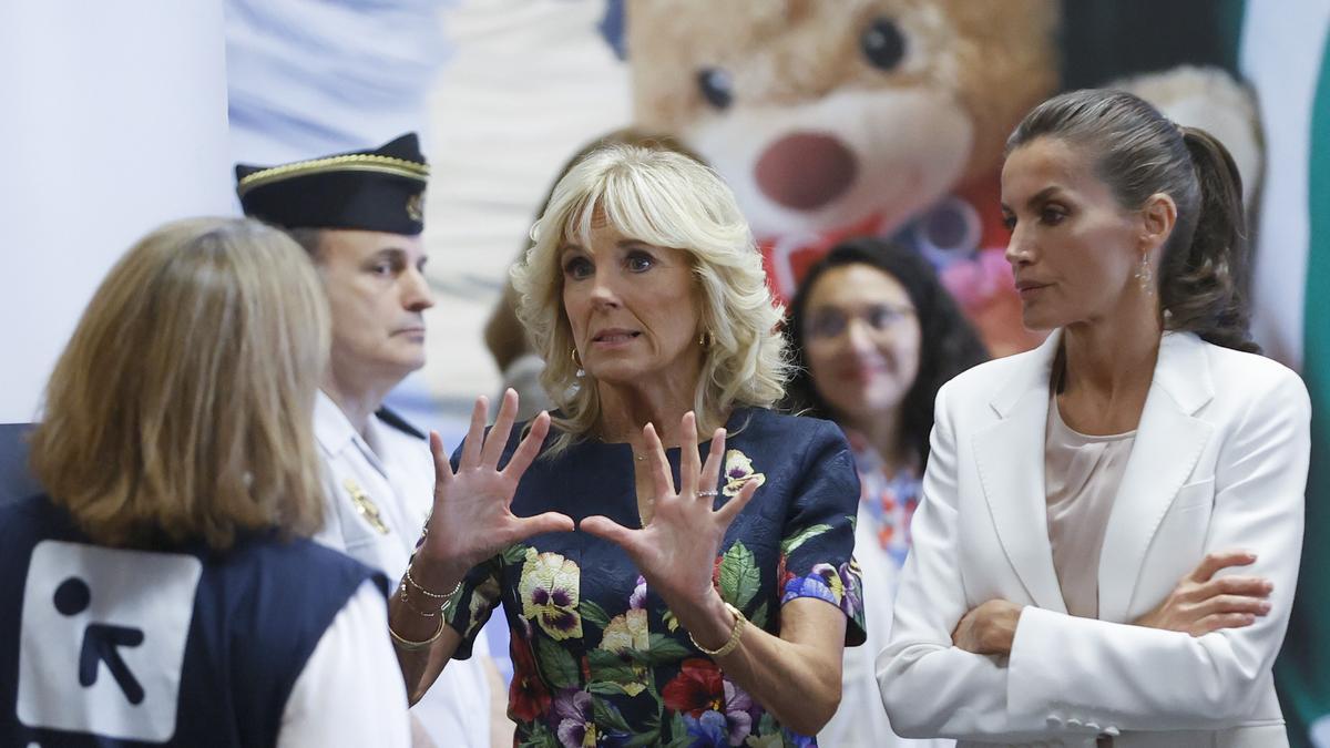 La reina Letizia (Iz.) junto a la primera dama de Estados Unidos, Jill Biden.