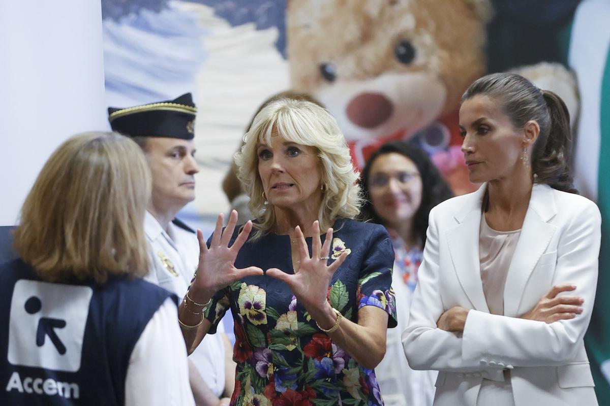 La reina Letizia (Iz.) junto a la primera dama de Estados Unidos, Jill Biden.