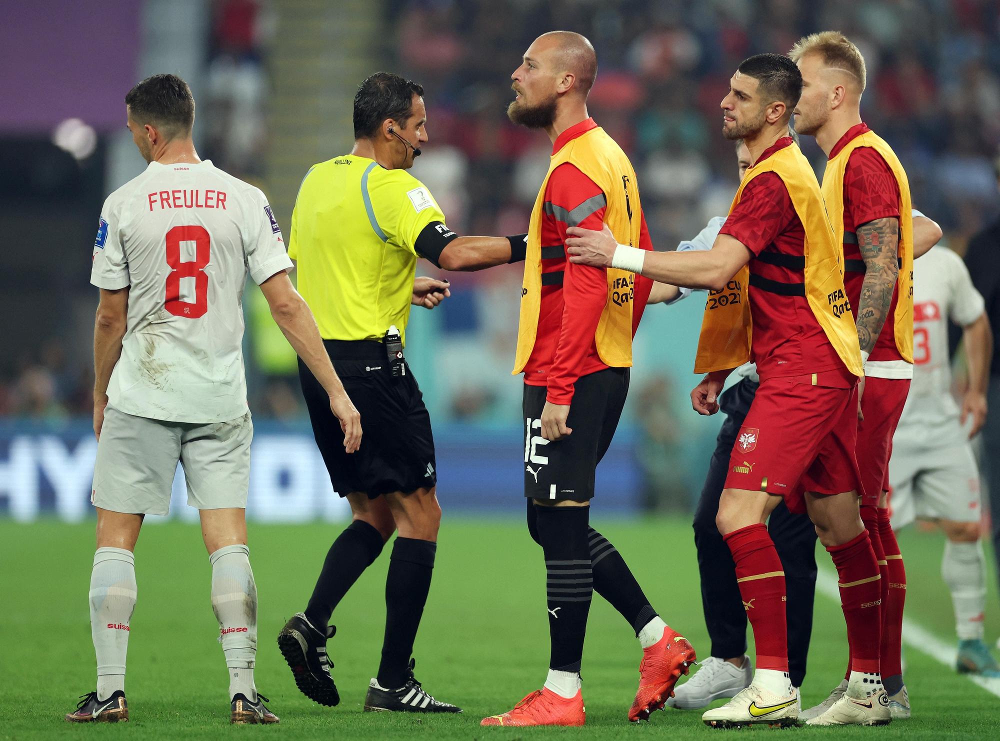 Rajkovic es agarrado por un compañero mientras discute con un rival