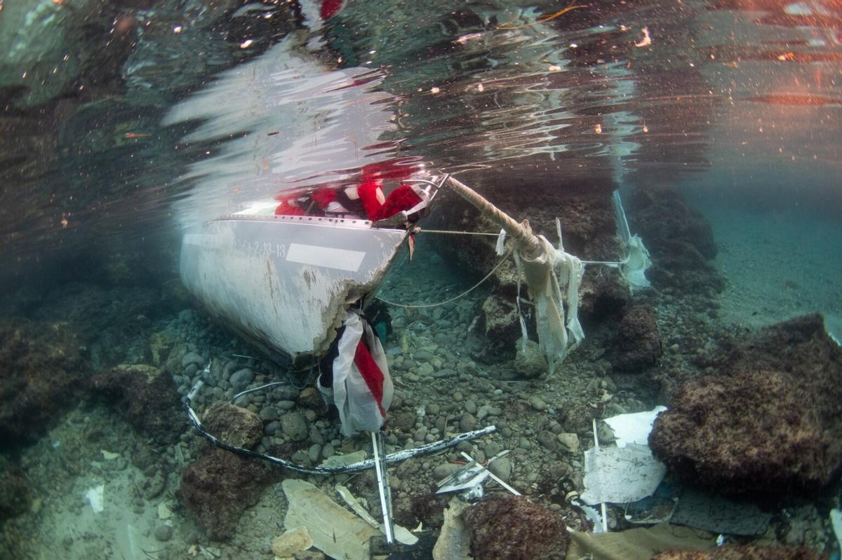 Imagen de la proa del velero, ya semihundido en la zona de Bonaire.