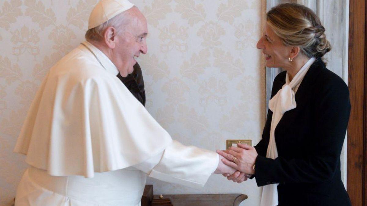 En su audiencia con el Papa Francisco (reparen en su pañuelo blanco anudado, influencia de Kamala Harris).