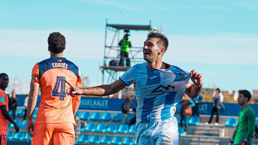 Gerardo Bonet celebra su gol ante el Barcelona B en el Estadi Balear.