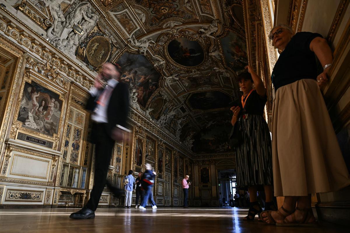 La Galería Apolo del Louvre, escenario del espectacular robo de joyas en octubre de 2025, reabre hoy al público sin vitrinas ni joyas