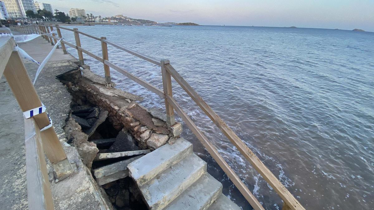 Pasarela de Platja d'en Bossa derruida