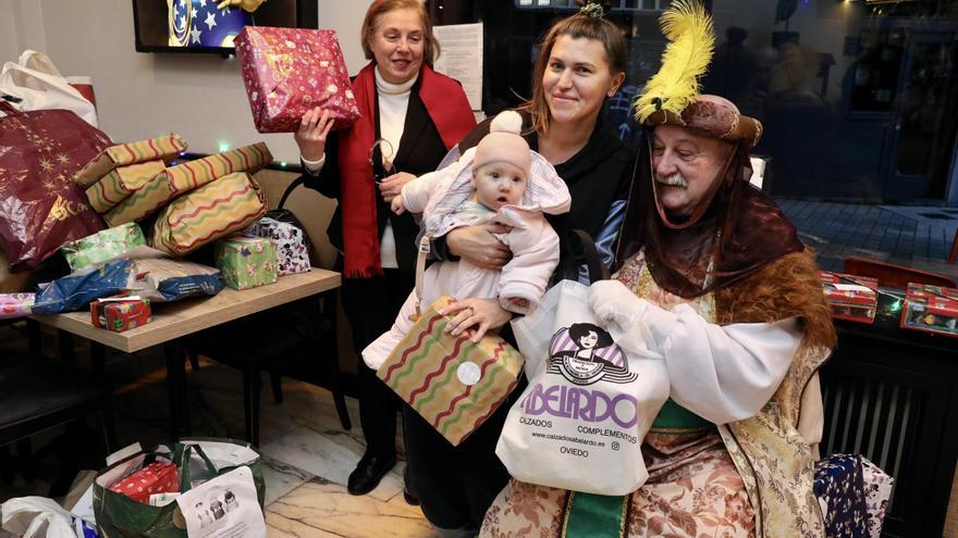 Cerca de 30 niños en acogida reciben sus regalos de Navidad en Gijón (en imágenes)