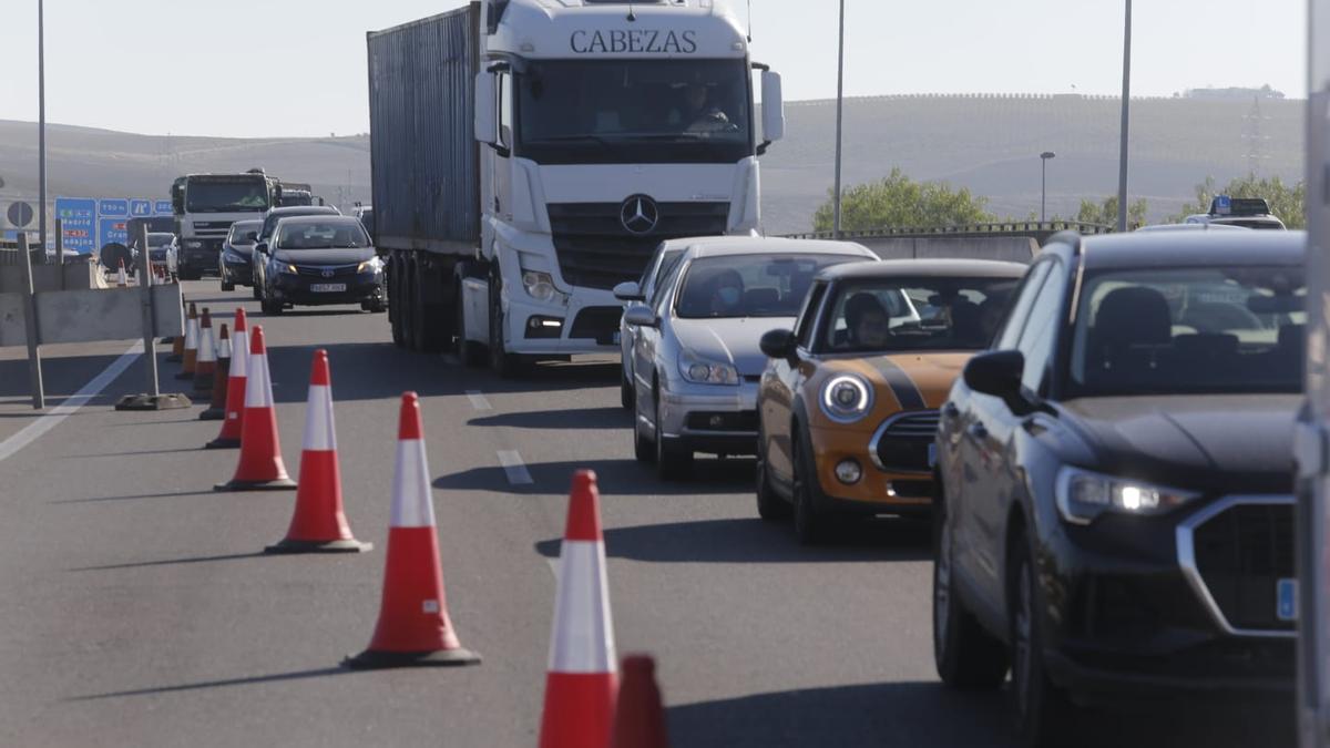 Retenciones en la ronda Oeste a causa de unas obras en el puente de Andalucía, este miércoles a las 12.45 horas.