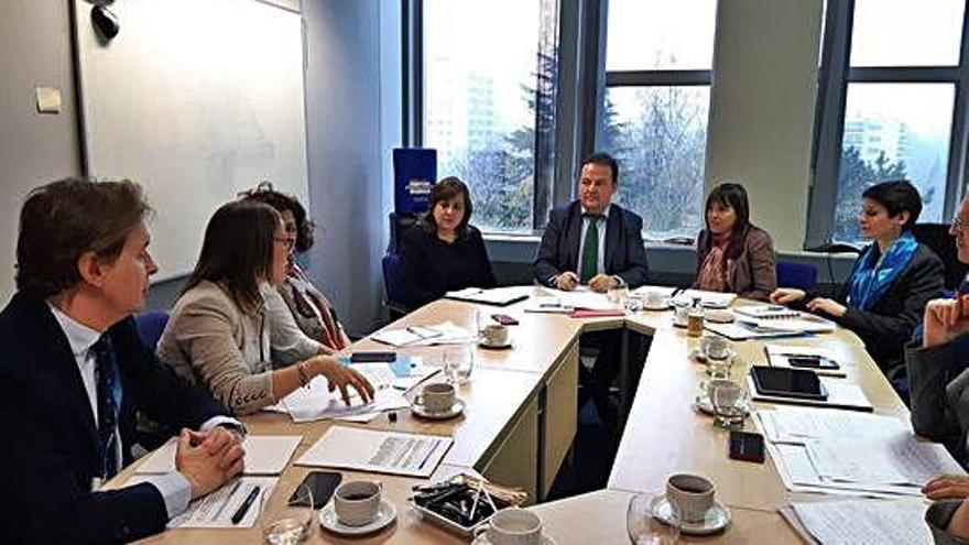 Reunión de Ethel Vázquez, ayer, en Bruselas con responsables de la Comisión Europea.