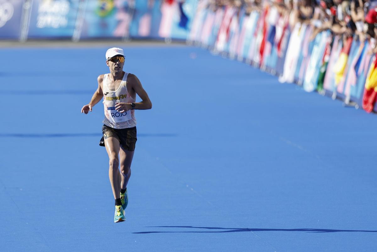 PARÍS, 10/08/2024.- El atleta español Yago Rojo se dispone a cruzar la línea de meta en la prueba de maratón masculino de los Juegos Olímpicos 2024 disputado este sábado en París. EFE/Sashenka Gutiérrez