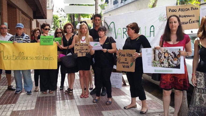 Los vecinos se han manifestado en defensa de los árboles de la calle Álvaro de Bazán.