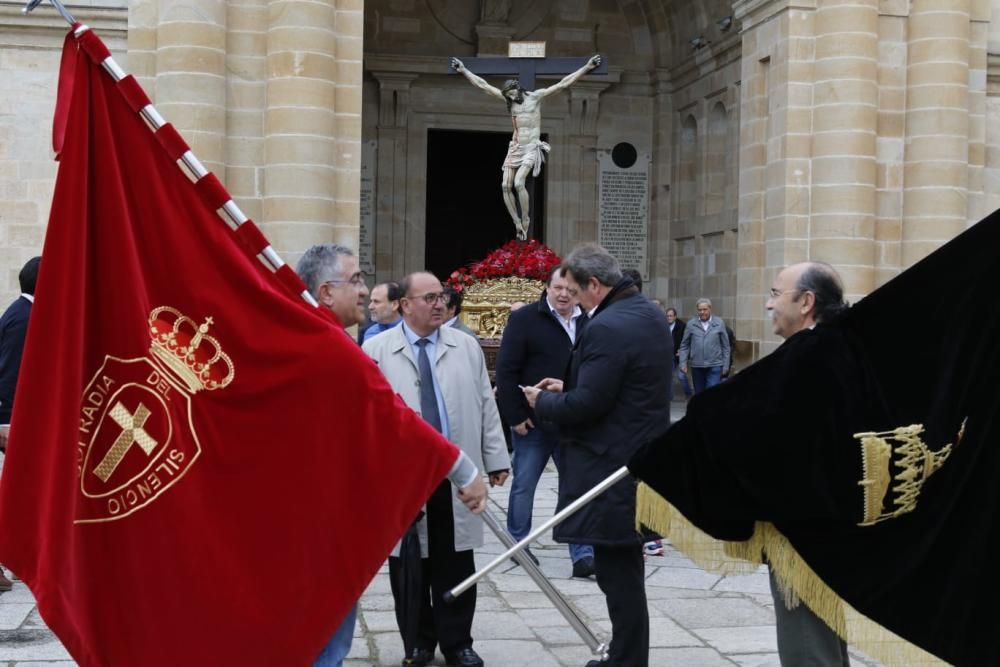 El Cristo de las Injurias se engancha con un cable