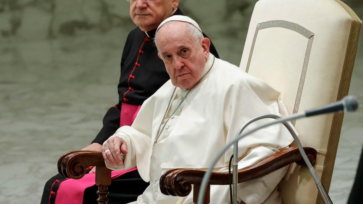 El papa pide dialogar para la solución de los dos Estados al recibir a Abás