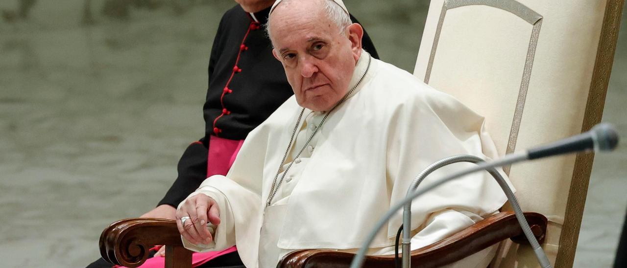 El papa pide dialogar para la solución de los dos Estados al recibir a Abás