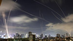 En Tel Aviv, un aparcamiento se convierte en refugio nocturno frente a los misiles de Irán
