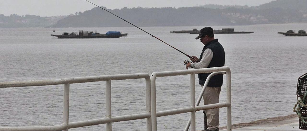 Un pescador recreativo, ayer, en el entorno del puerto de Bueu.