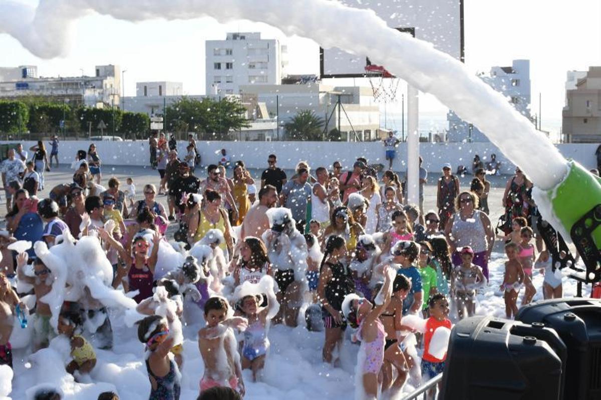 El cañón de espuma sumergió a los pequeños durante la fiesta infantil. | FOTO: MARÍA MOLINA