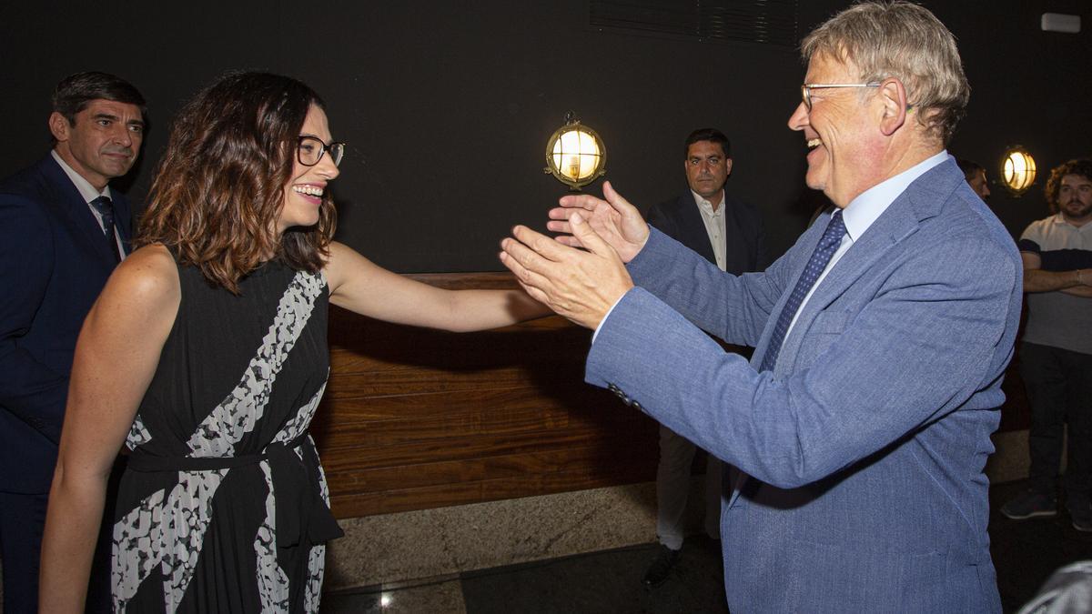 Ximo Puig recibe con efusividad a Aitana Mas en el Foro Alicante