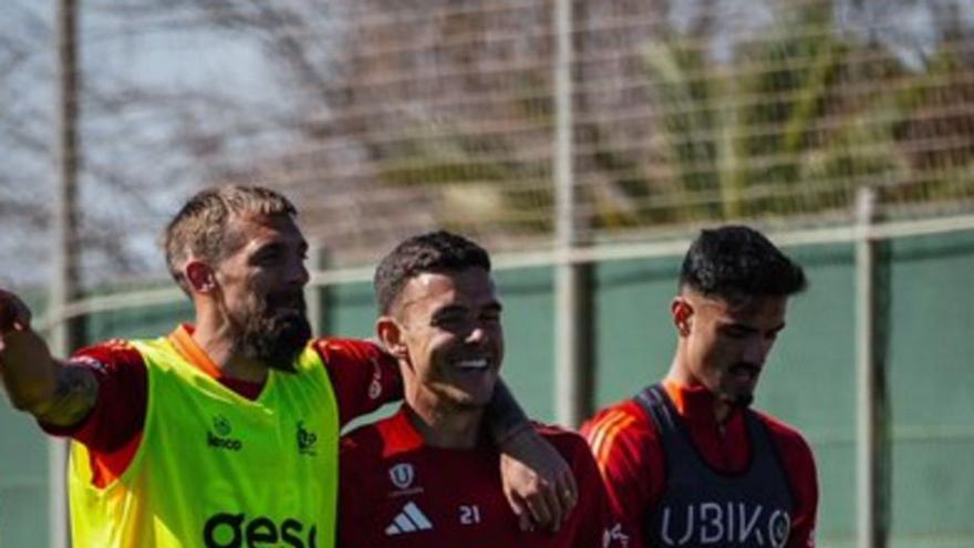 Buen humor en los entrenamientos del Real Murcia.