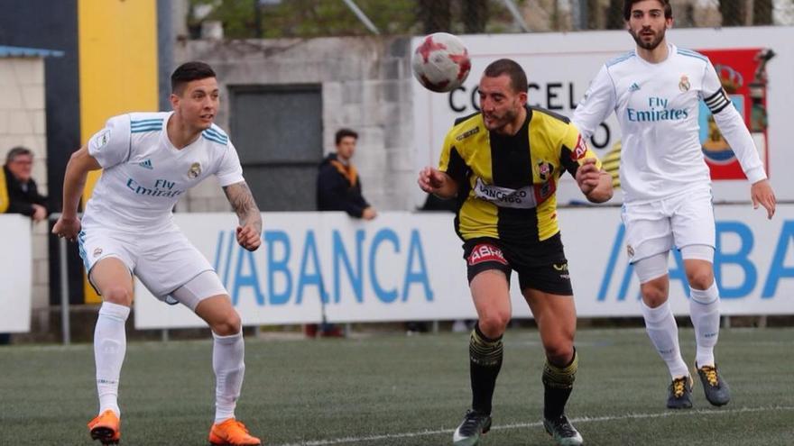 Un jugador del Rápido cabecea entre dos defensores del Madrid. // J. Lores