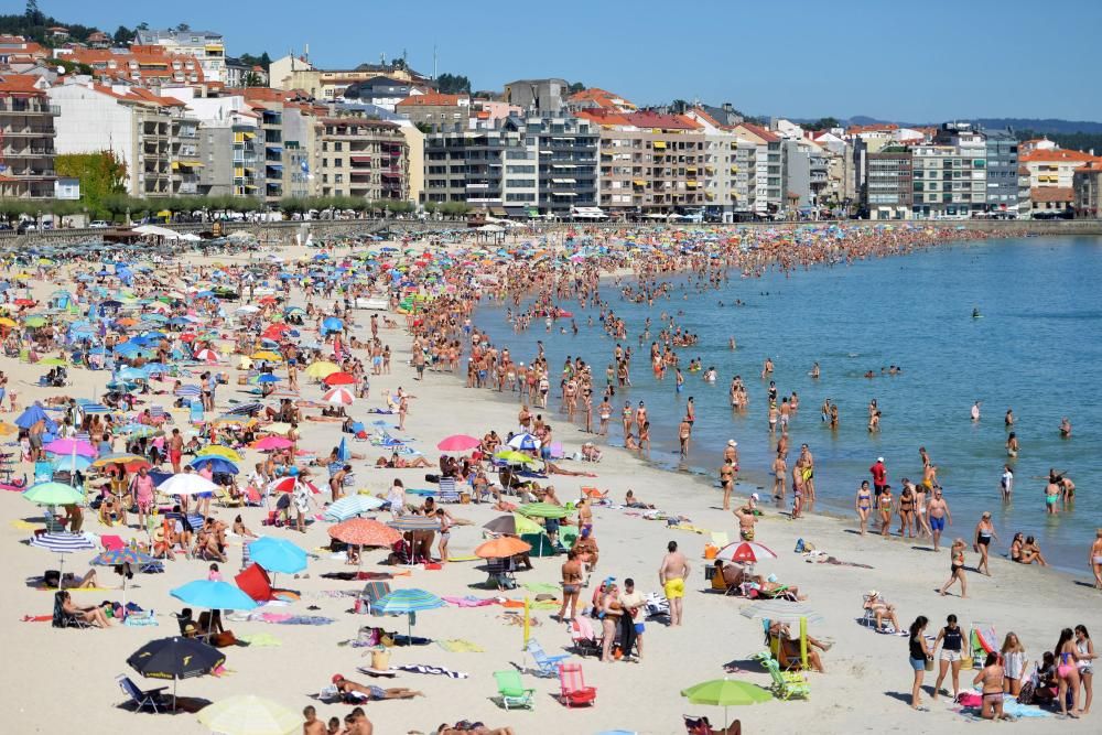 El calor abarrota las playas de Sanxenxo