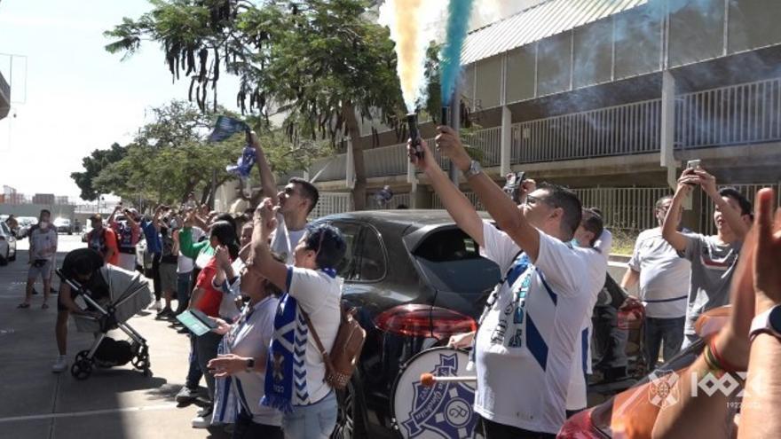 La afición del CD Tenerife anima al equipo tras su último entrenamiento en el Heliodoro.