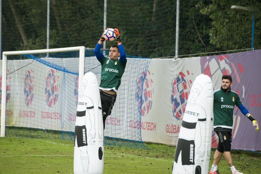 Entrenamiento del Real Oviedo con la visita del boxeador Aitor Nieto