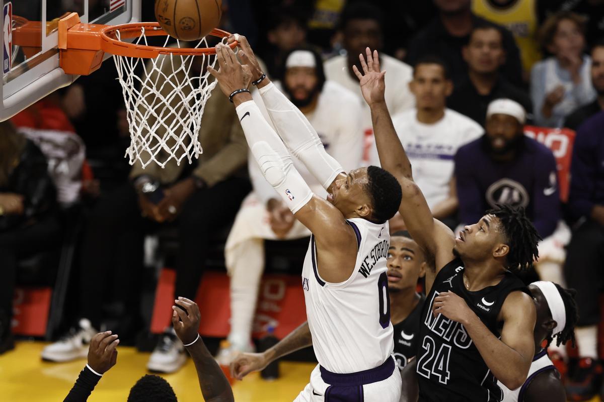 Russell Westbrook haciendo un mate en el Brooklyn Nets vs Los Angeles Lakers