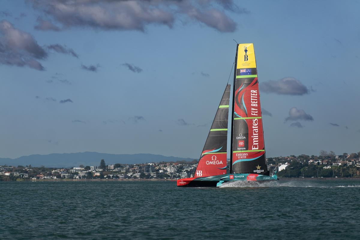 El barco Emirates Team New Zealand de la Copa América de vela con el logo de Estrella Damm en la vela mayor.