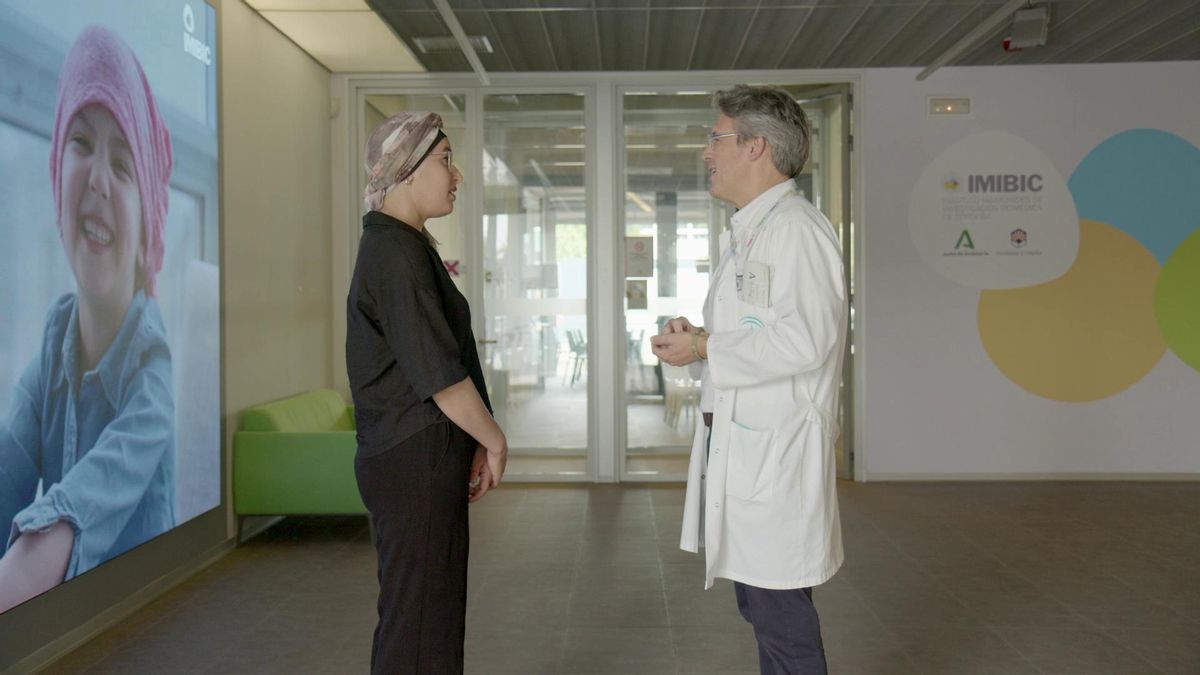 Fátima Ezzhara Adraoui, una de las mujeres recientemente diagnosticadas con cáncer de mama posparto, junto al doctor Juan de la Haba.