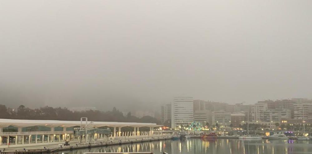 Málaga amanece bajo la niebla por segundo día.