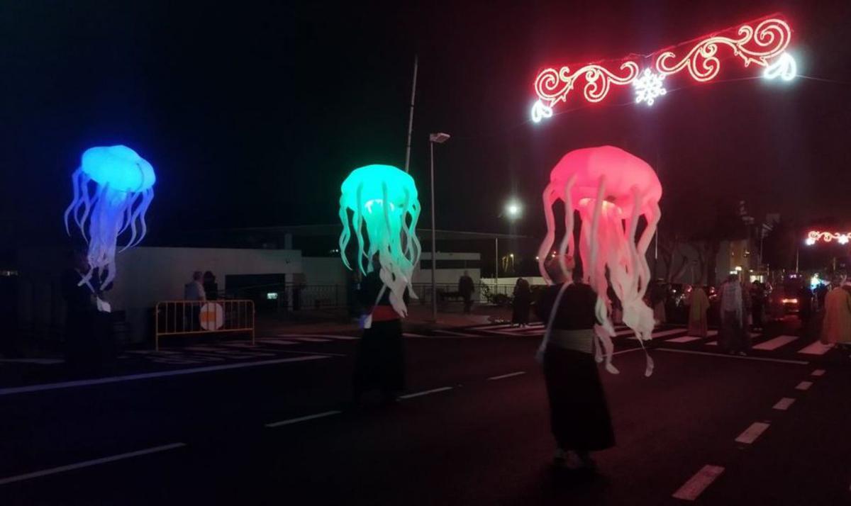 Desfile de medusas iluminadas de varios colores. | | LP/DLP