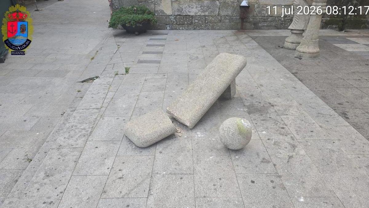 Un dos bancos de pedra esnaquizado polos vándalos.