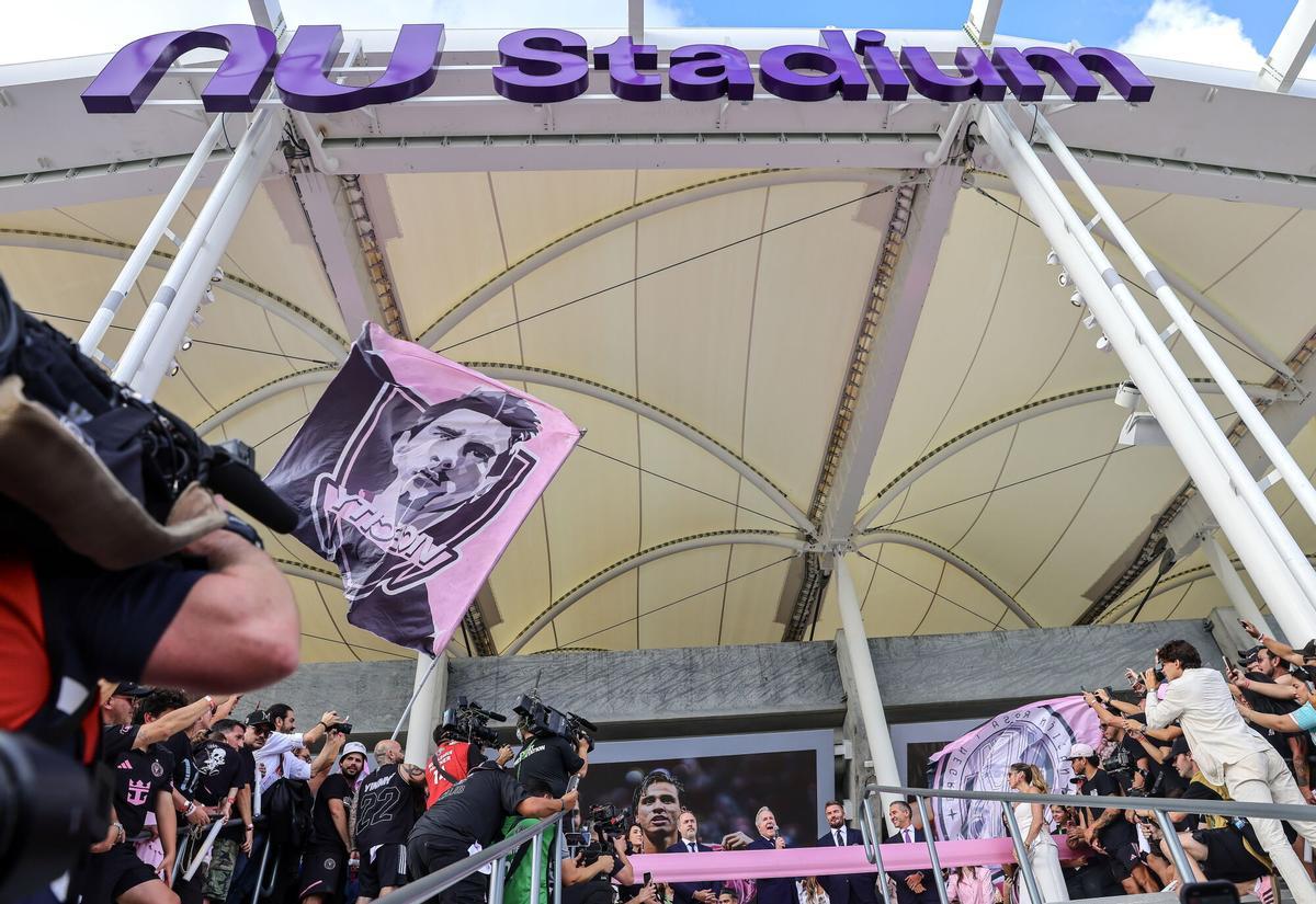 Aficionados del Inter Miami asisten al evento de inauguración del estadio Nu en Miami.