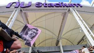 Aficionados del Inter Miami asisten al evento de inauguración del estadio Nu en Miami.