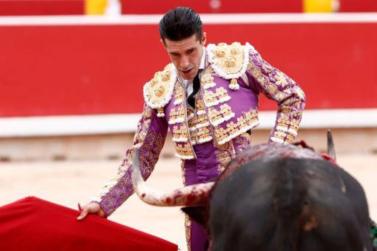 El diestro Talavante con el primero de su lote