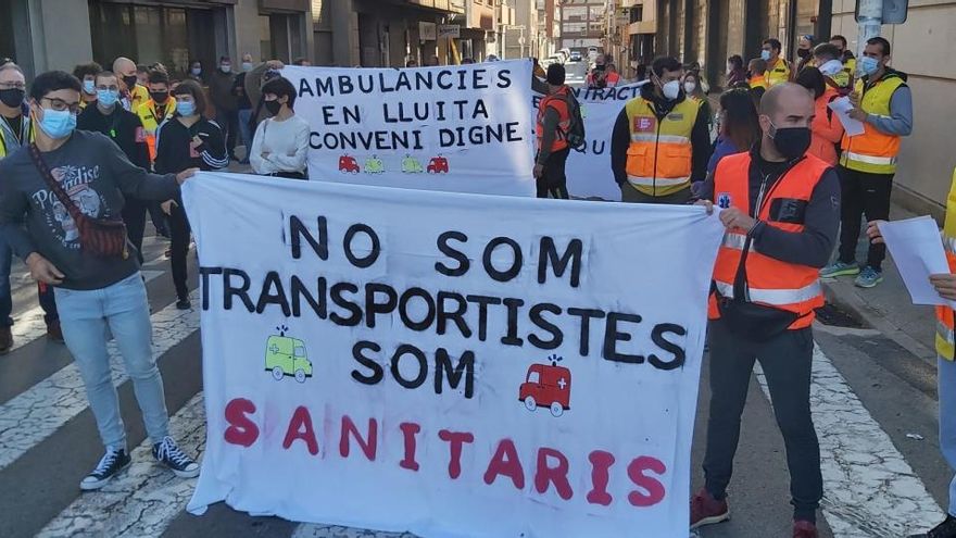 Sanitaris manifestant-se davant el Centre Hospitalari de Manresa, aquest dijous al matí |