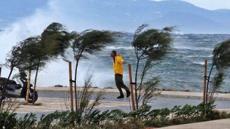 Un hombre desafía el viento del oeste el pasado lunes en la Savina.