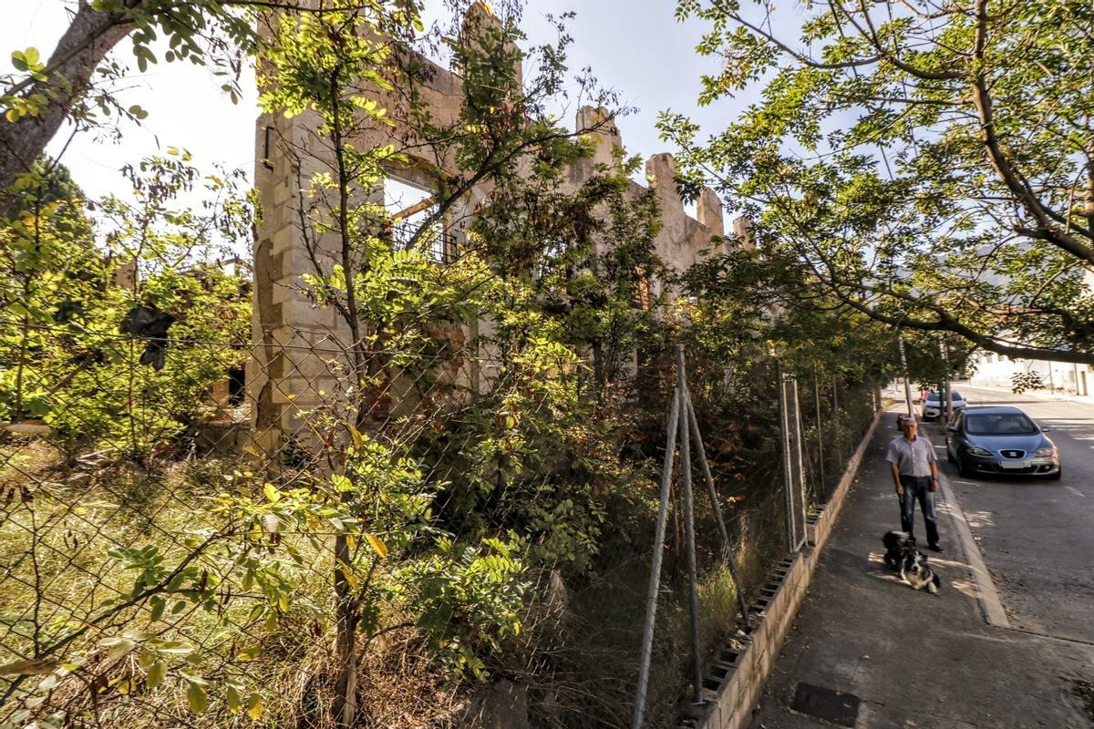 Uno de los laterales de la conocida como "fàbrica de les Caixetes" de Muro, que se prevé rehabilitar.