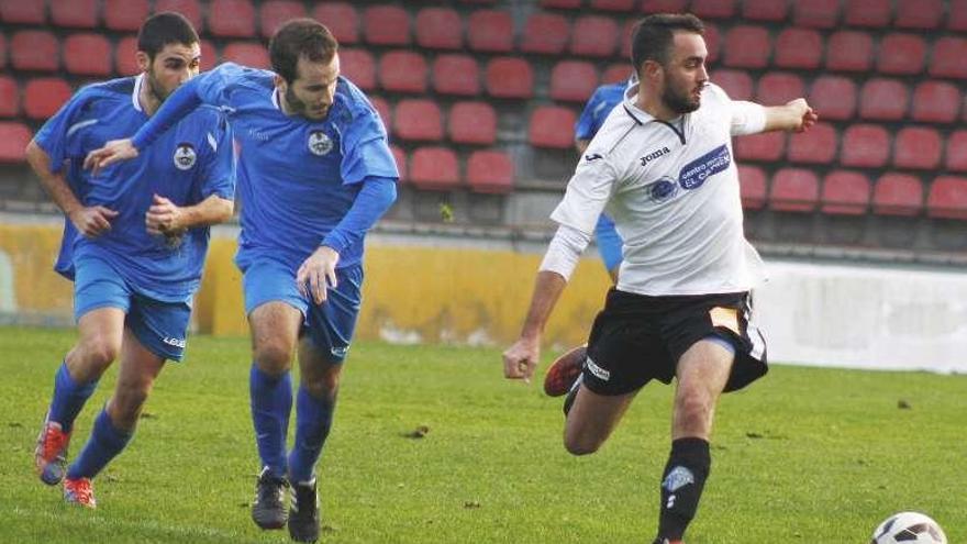 Un jugador del Ourense CF controla un balón. // Iñaki Osorio