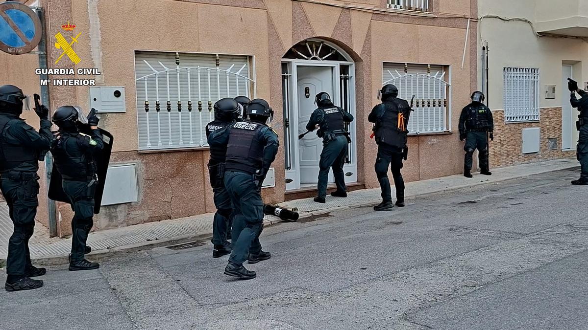 La Guardia Civil de Almassora ha desmantelado una importante plantación indoor de marihuana