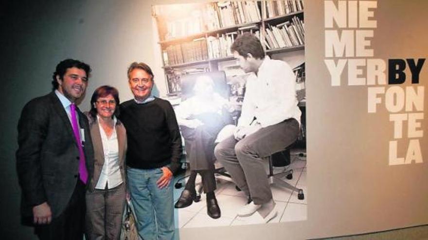 Hugo Fontela junto a la alcaldesa de Avilés, Pilar Varela, y el presidente de la Fundación, Manolo Díaz, ayer, en la inauguración de «Niemeyer by Fontela». / ricardo solís