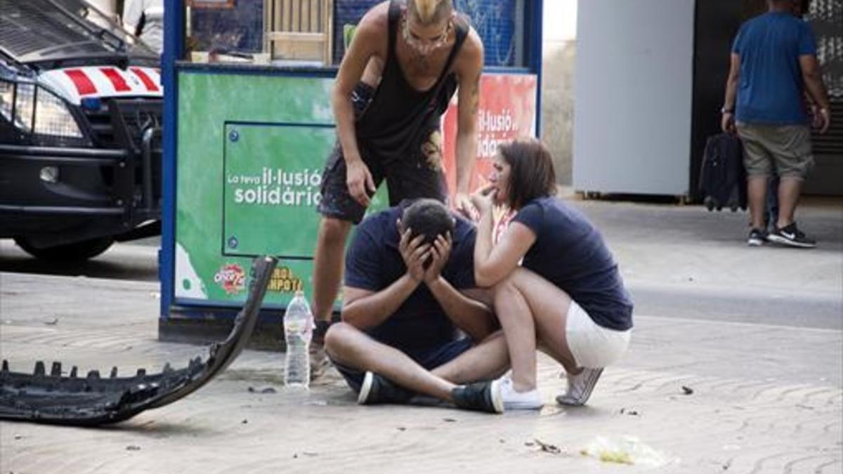 Tres jóvenes, en la Rambla, junto a la furgoneta utilizada para el atentado.