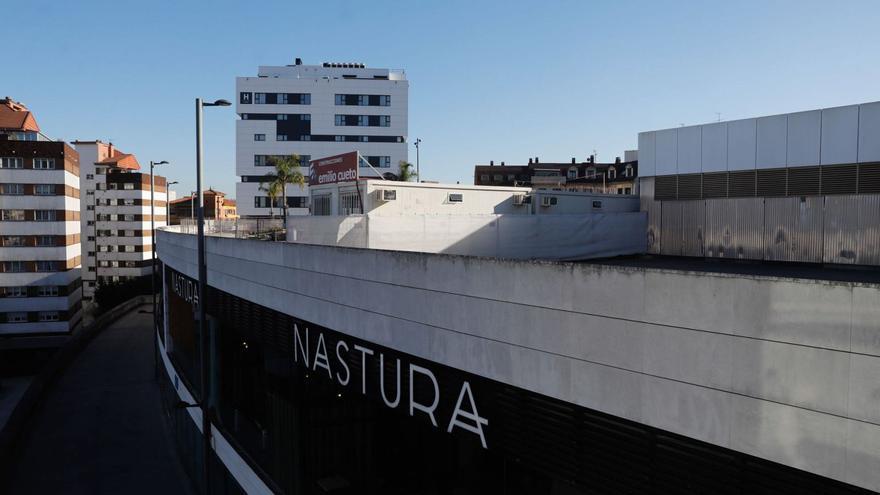 La zona donde se ubicarán las torres cuatro y cinco del Gran Bulevar El Vasco, entre las viviendas y el hotel inaugurado hace un año. | FERNANDO RODRÍGUEZ