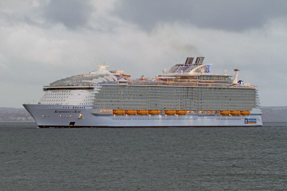 Rund 70 Personen haben am Sonntagmittag (8.4.) in Palma de Mallorca gegen Kreuzfahrtschiffe demonstriert. Anlass war die Ankunft des weltweit größten Kreuzfahrtschiffes "Symphony Of The Seas" im Hafen der Stadt.