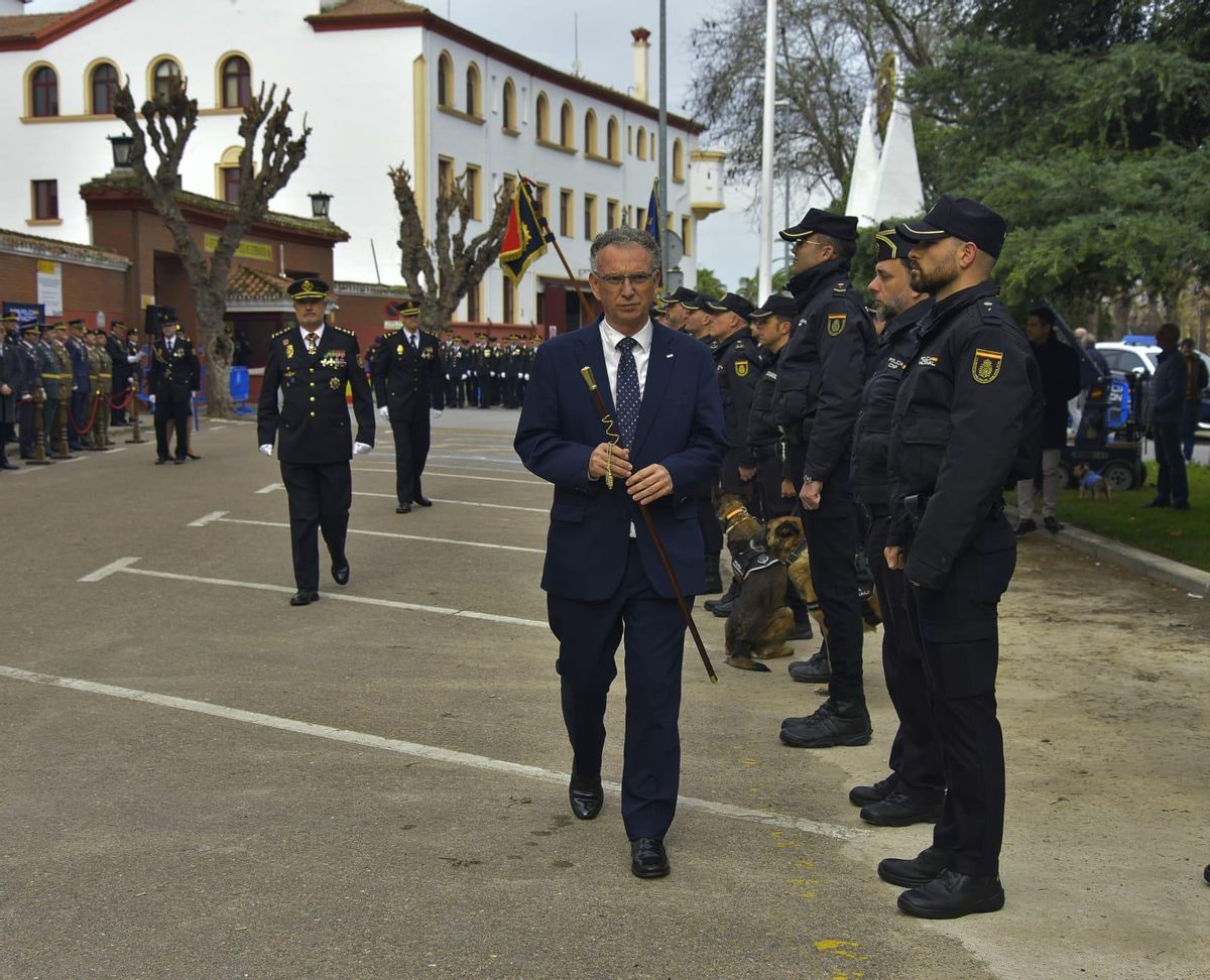 Quintana pasa revista a la formación al inicio del acto.