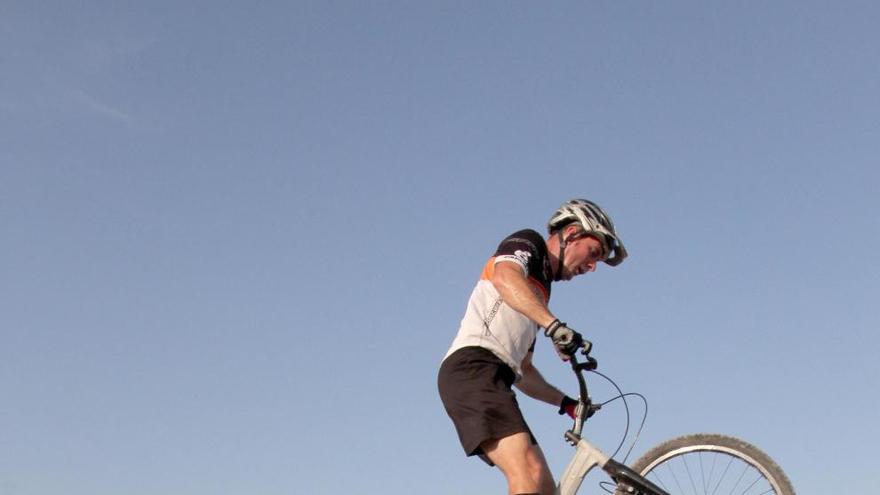 Raúl Martínez entrenando en el Club de Trial Bici de Cartagena.