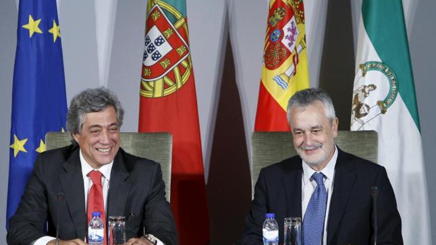 El presidente andaluz, José Antonio Griñán (d), y el ministro de Obras Públicas, Transportes y Comunicaciones de Portugal, Antonio Mendon a, tras la reunión mantenida hoy en el Palacio Penafiel en Lisboa.