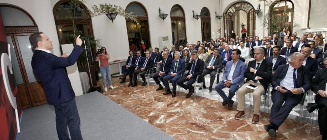 Daniel Lacalle interviene en el acto organizado por Aválan en el Casino de Murcia. | JUAN CARLOS CAVAL