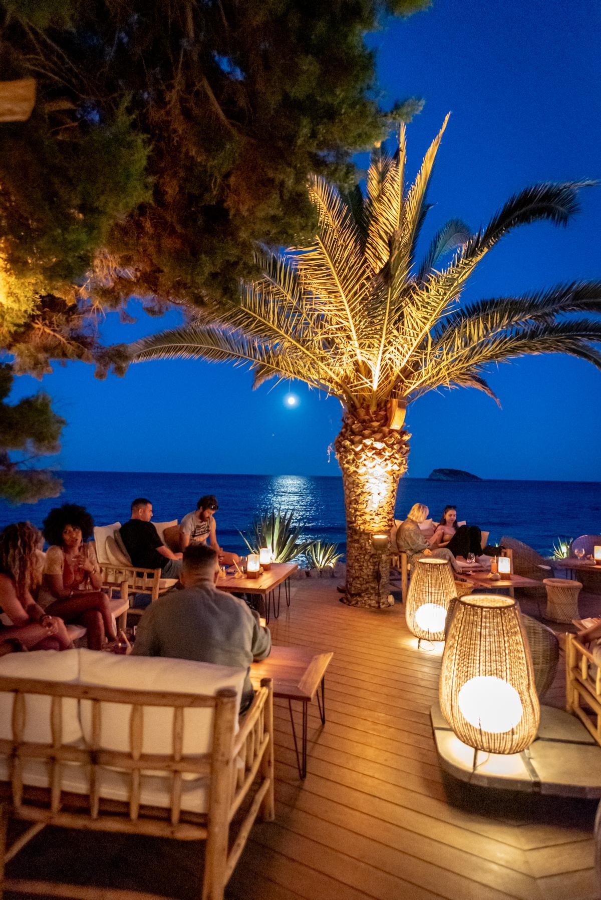 Las noches de luna llena son un sueño en Aiyanna Ibiza, en Cala Nova.