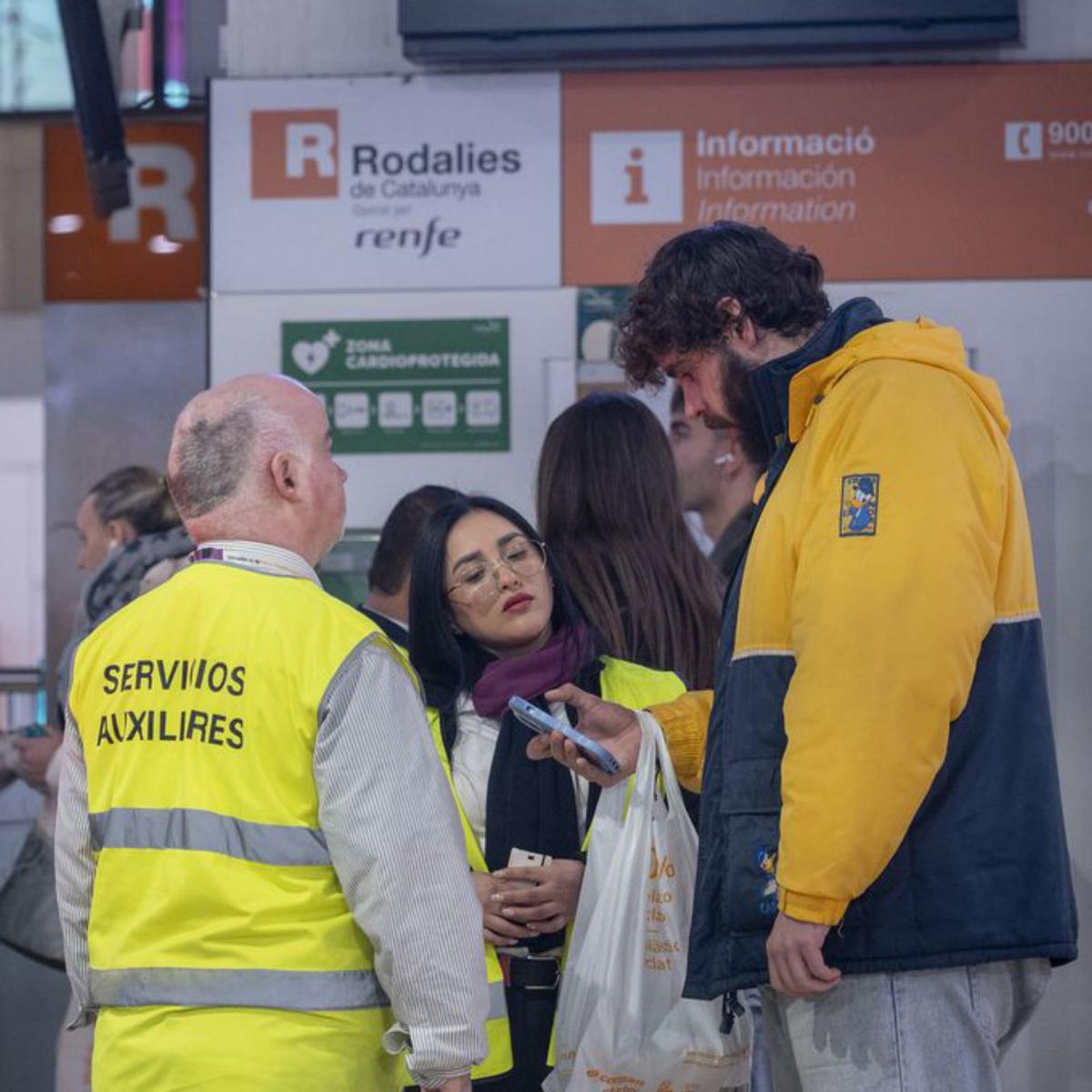 Usuaris del tren reben informació a l’estació de Sants  de Barcelona, ahir. | JORDI COTRINA