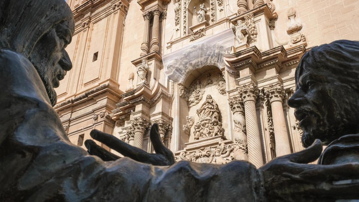 La Puerta Mayor de Santa María con la malla que se instaló el jueves tras los desprendimientos de los elementos ornamentales.